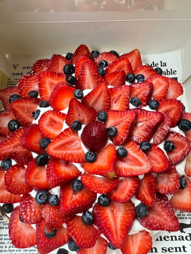 Close-up of fresh blueberry and strawberry pavlova cake with layers of meringue and cream, showcasing the best pavlova bakery near me in Miami