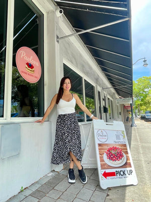 Colorful mural and pavlova near me sign at Pavlova Bakery Coral Way, inviting customers to pick up fresh pavlova cake